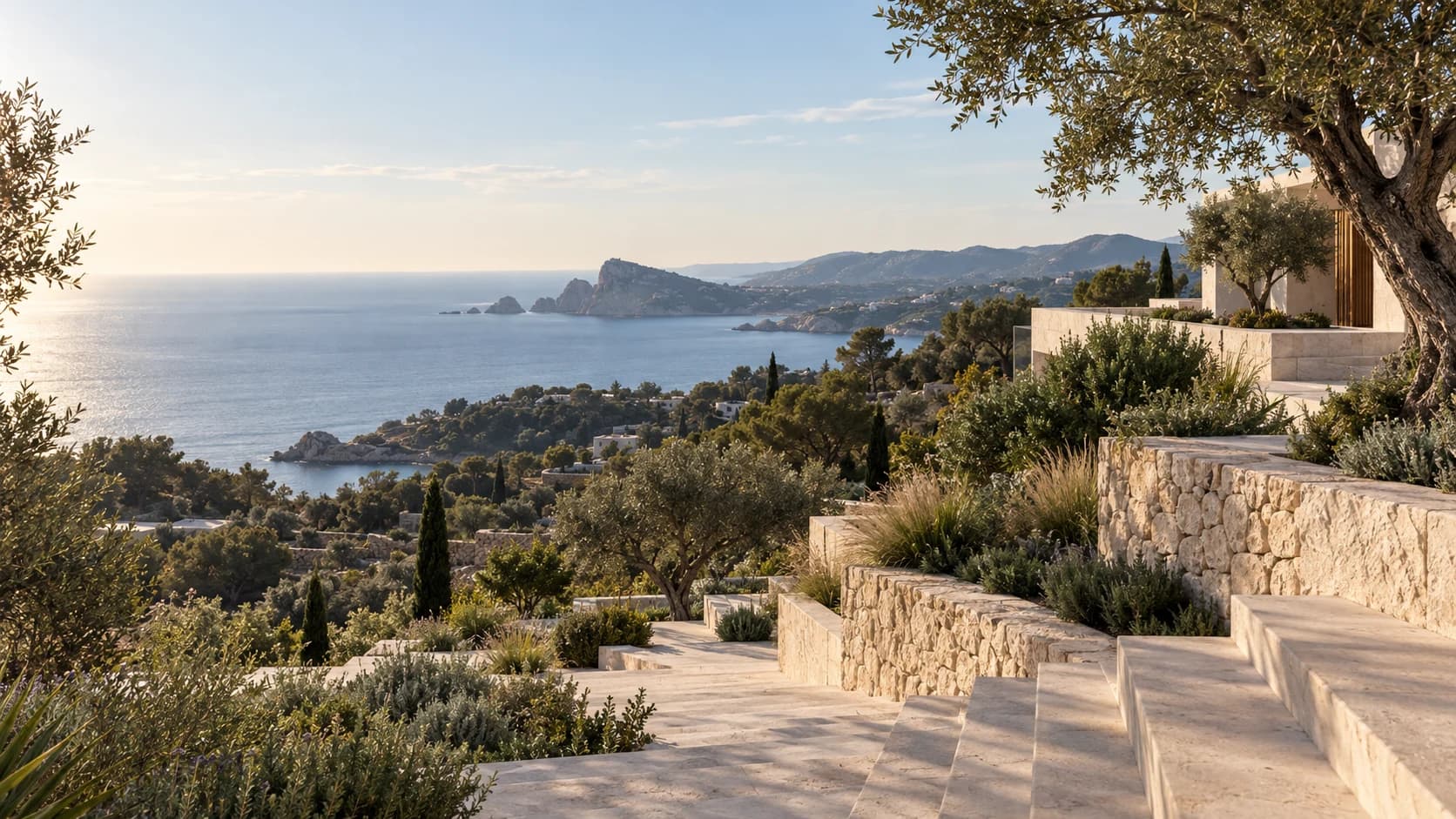 Mediterrane Hügellandschaft mit Natursteinterrassen, Olivenbäumen und weitem Meerblick