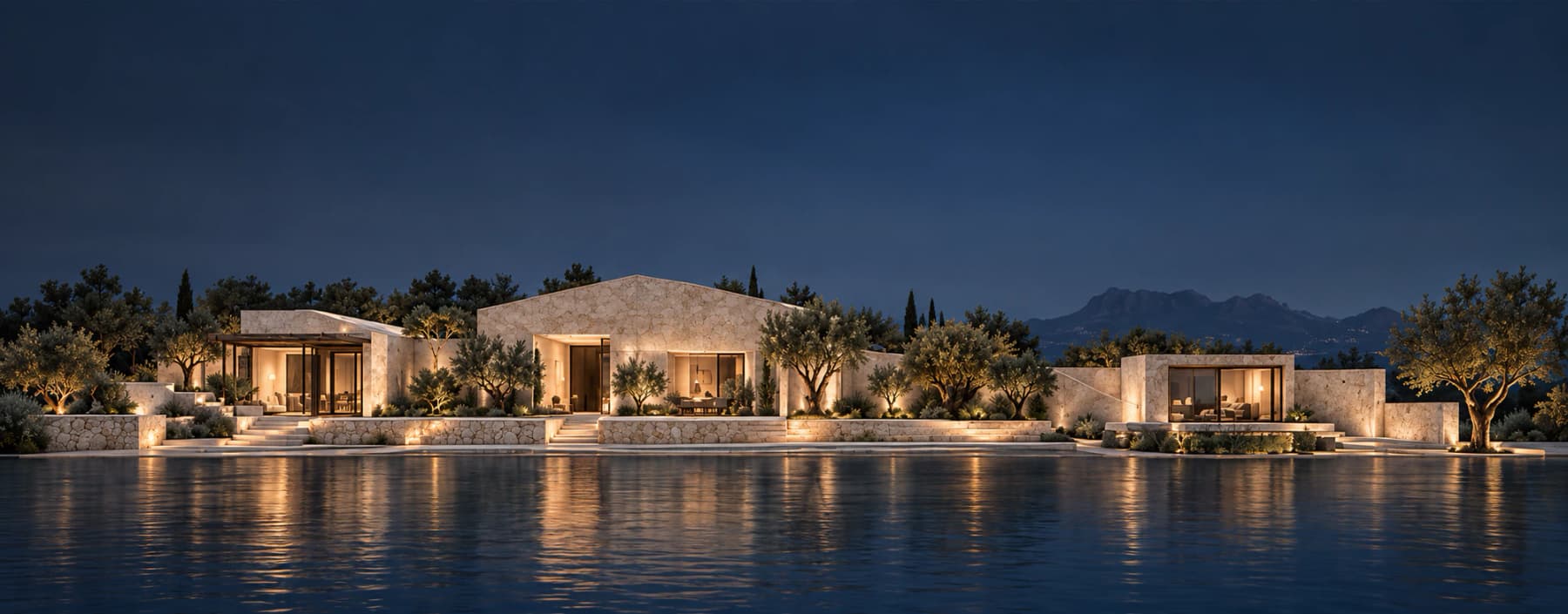 Beleuchtetes mediterranes Villenensemble mit Olivenbäumen und spiegelndem Pool bei blauer Stunde