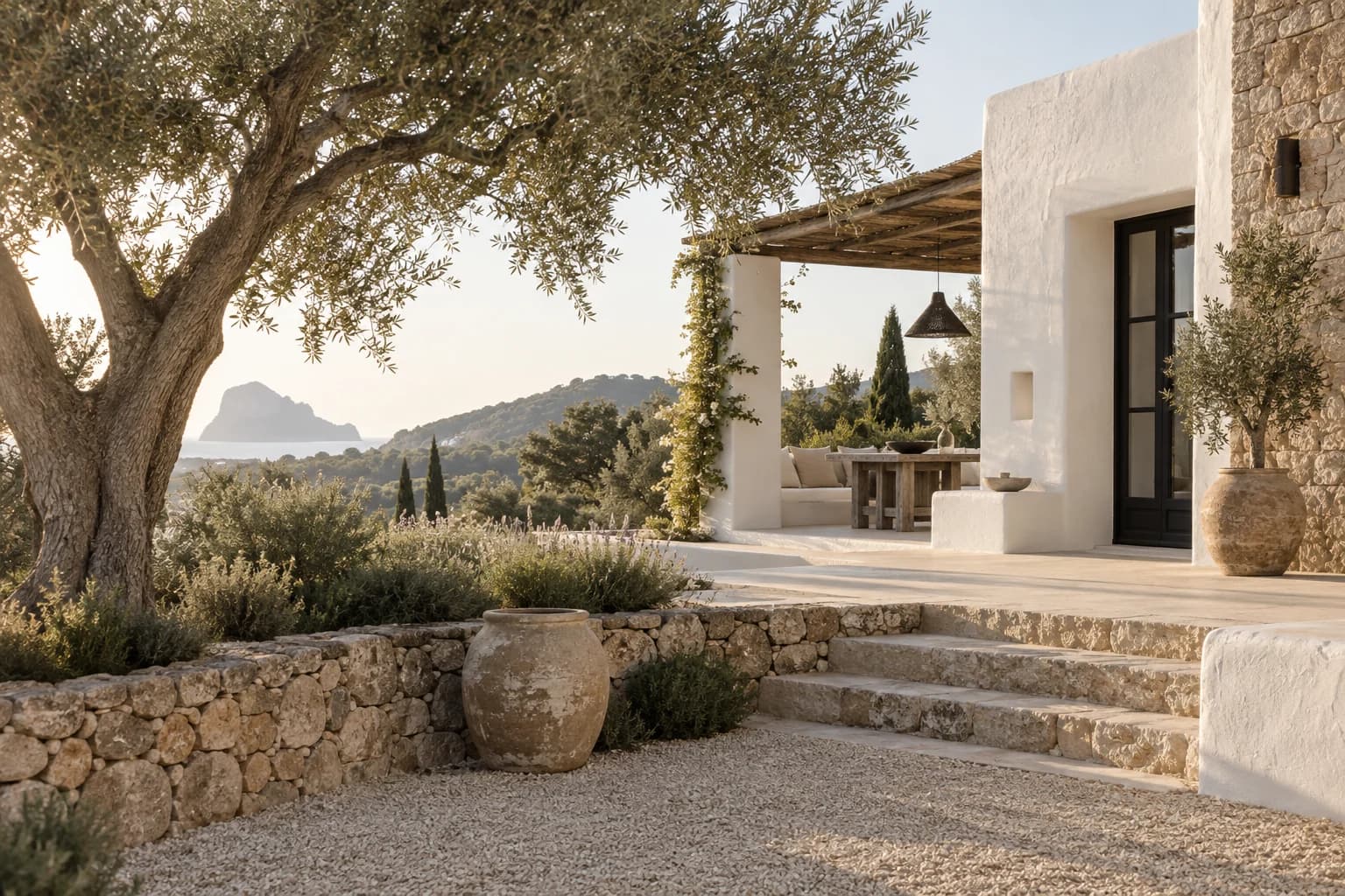 Mediterrane Finca mit Naturstein, Olivenbäumen und Meerblick