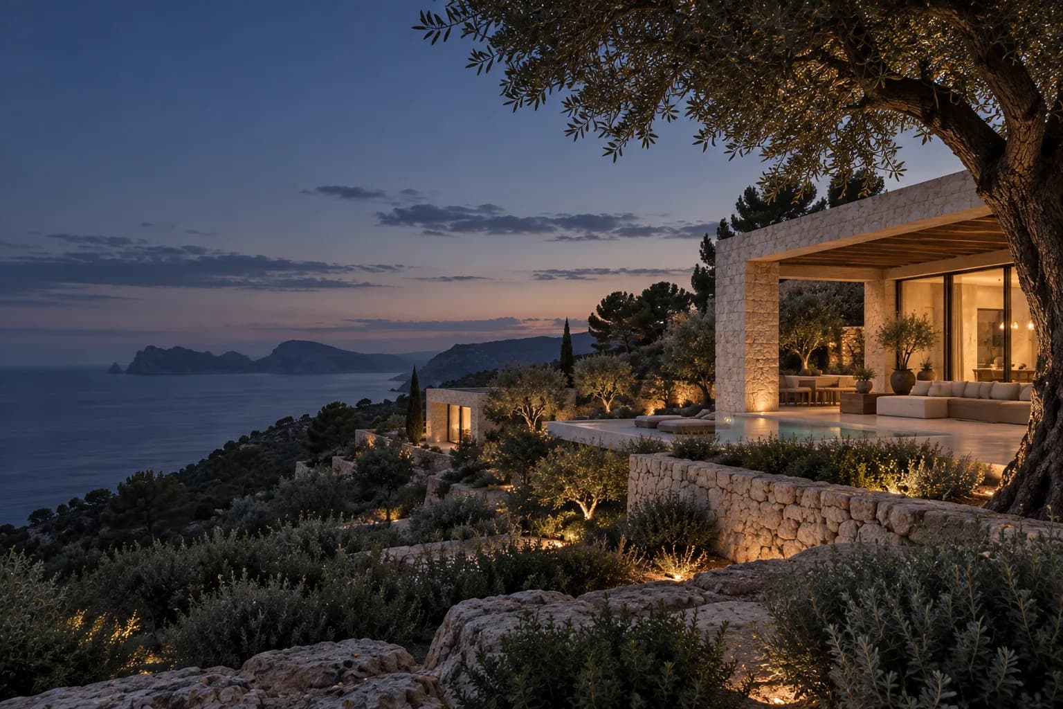 Moderne Natursteinvilla bei blauer Stunde in einer mediterranen Landschaft