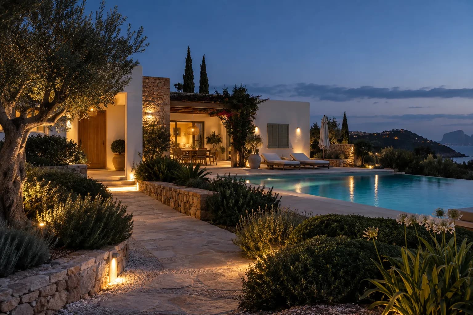 Gepflegter Zugang einer mediterranen Villa bei Dämmerung