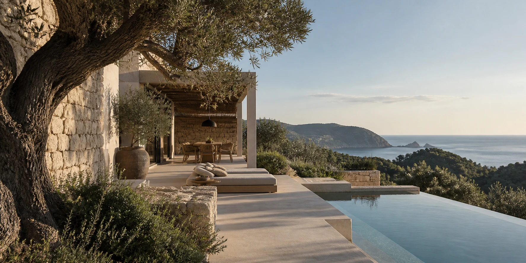 Ibizenkische Natursteinvilla mit Olivenbaum, Pool und weitem Blick auf das Meer